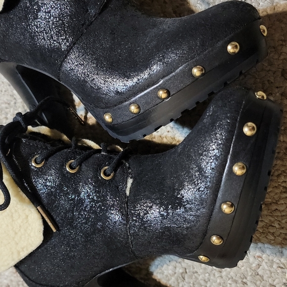 ‼️Blogger Favorite‼️Michael Kors Booties - Picture 2 of 8